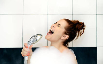 Journée compliquée ? Les bienfaits de chanter sous la douche